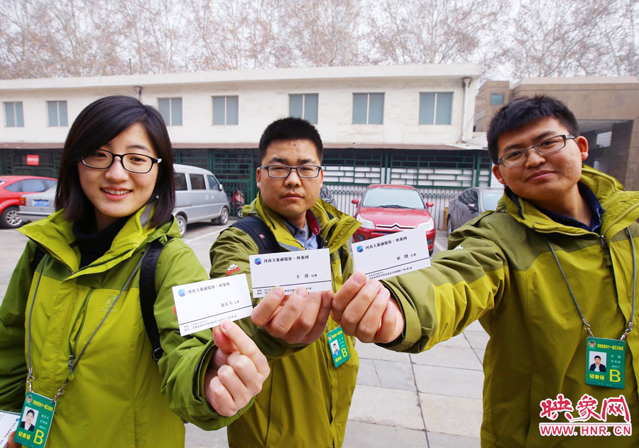 南樂天和同事展示新印制的大象融媒名片。