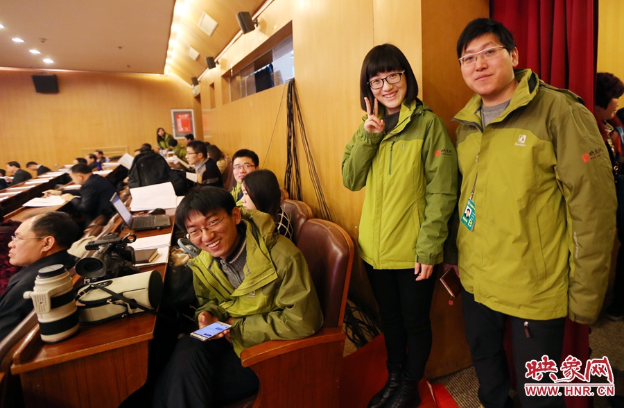 與同事一起的樂天。