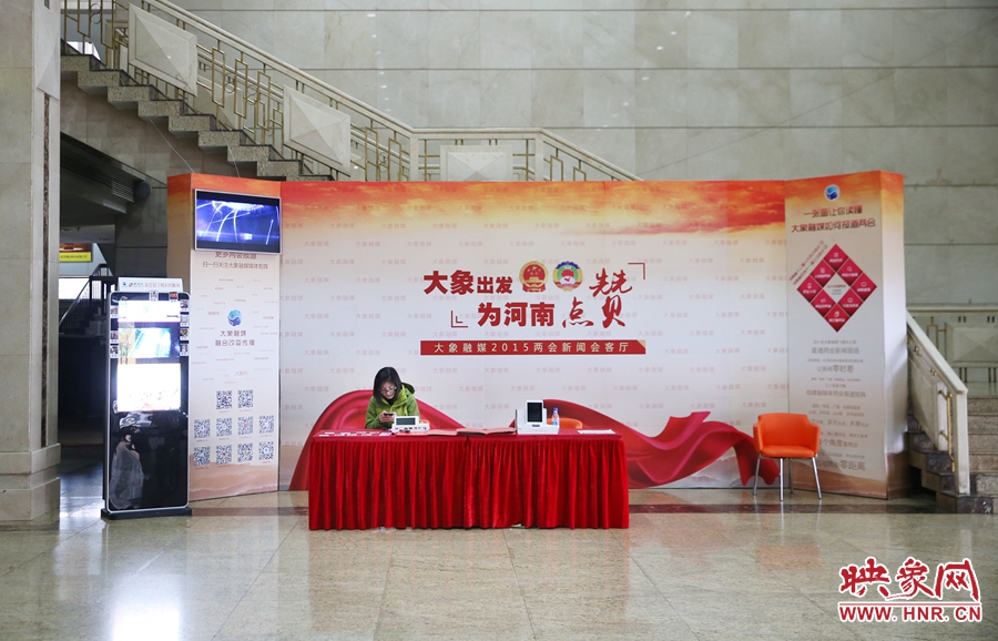 工作間隙還要更新映象網兩會微博。