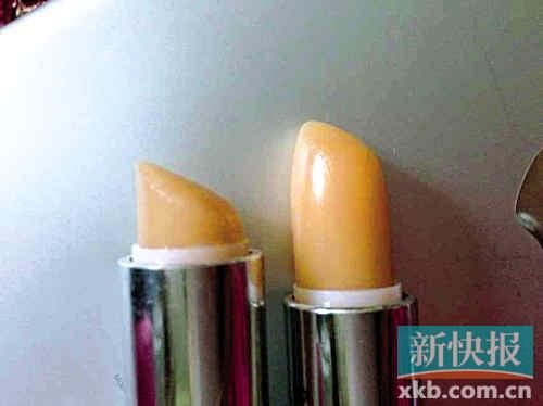 ■蘇小姐將其在專柜和聚美優(yōu)品購買的伊麗莎白雅頓唇膏對(duì)比，產(chǎn)品包裝和唇膏顏色明顯不同。
