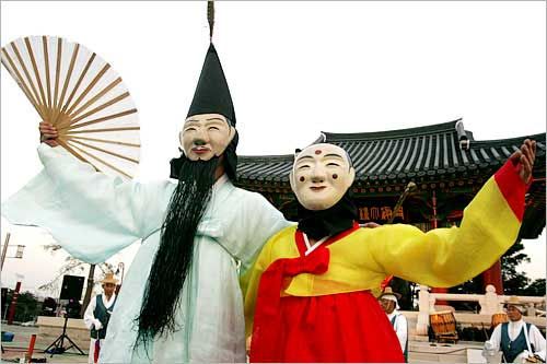 韓國(guó)端午祭中的假面舞表演