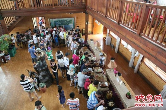 聽(tīng)眾們?cè)谀疚輹?huì)所享用免費(fèi)自助餐。