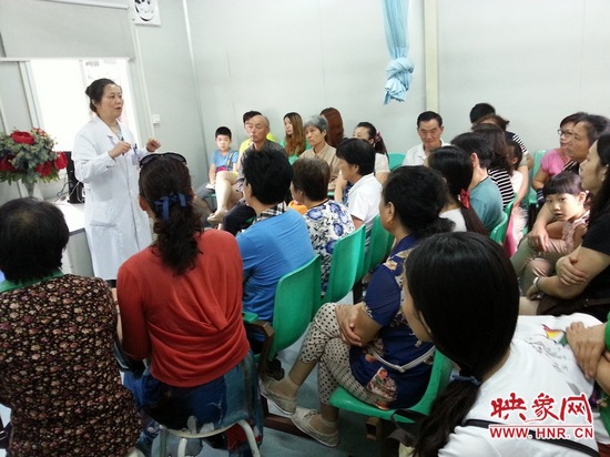 聽眾們過來做冬病夏治——貼三伏貼現(xiàn)場(chǎng)