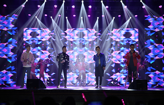 圣誕HIGH不?！睹霮歌秀》校園巡演持續(xù)開唱