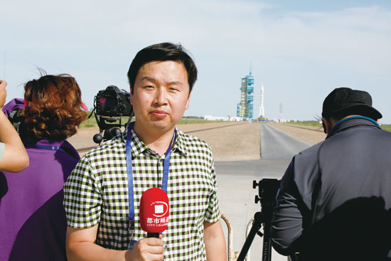 劉瑞鋒回憶，從“神舟十號(hào)”在視線中出現(xiàn)到消失的兩分鐘內(nèi)，他們的兩臺(tái)攝像機(jī)、一臺(tái)照相機(jī)就在不停地拍、拍