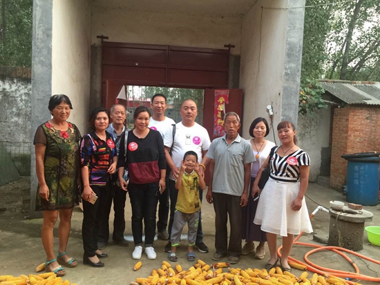 幸福使者、愛(ài)心人士與吳國(guó)祿一家合影