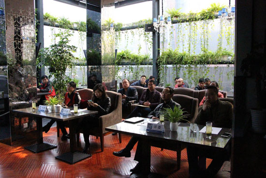 《創(chuàng)業(yè)星工廠》第二季海選現(xiàn)場，評委們認真聽取創(chuàng)業(yè)者的項目介紹