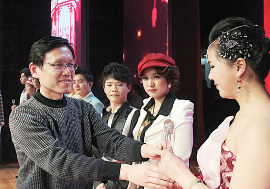 2013年2月1日，《對9當歌》總決賽在鄭州開唱。圖為東方今報副社長胡楊為選手頒獎