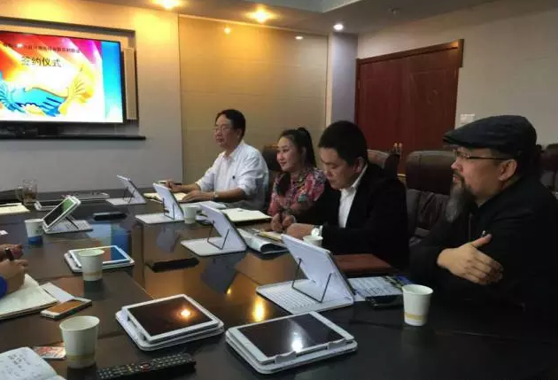 從右至左依次為趙財(cái)神，雅購供銷CEO許濤，農(nóng)團(tuán)聯(lián)盟創(chuàng)始人王婷。