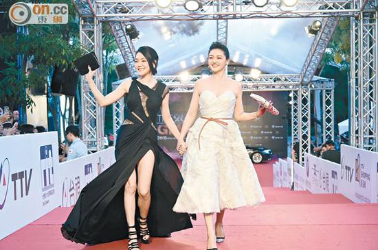 大Ｓ（右）和小Ｓ牽手走紅地毯。