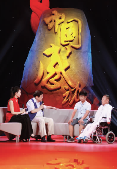 肇恒君（右一）天生殘疾，但是他自兒時(shí)起就有著一個(gè)音樂夢(mèng)