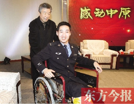 盧展工為李博亞推輪椅 盧展工為李博亞推輪椅