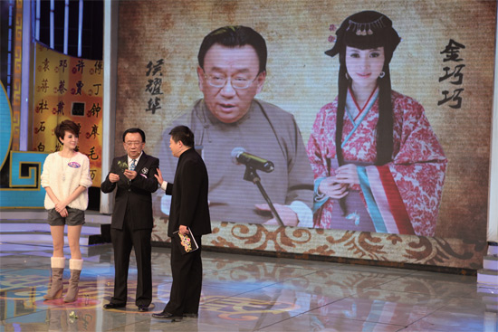 侯耀華、金巧巧在節(jié)目錄制現(xiàn)場《知根知底》供圖