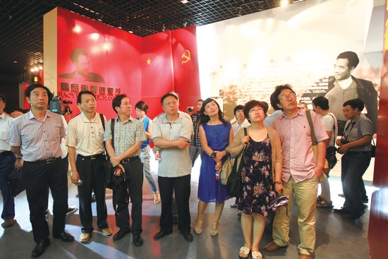 河南電視臺(tái)、河南人民廣播電臺(tái)、河南省詩(shī)歌學(xué)會(huì)的專家、詩(shī)人、記者等數(shù)十人赴蘭考焦裕祿紀(jì)念園采風(fēng)學(xué)習(xí)