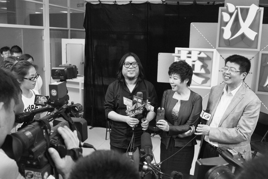 節(jié)目嘉賓高曉松、于丹、張頤武接受采訪