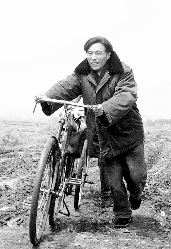怕乘汽車跑太快聽不見群眾說話，焦裕祿下基層總是靠自行車 《焦裕祿》劇照