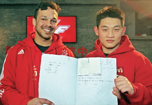 　　約瑟夫手繪了每個選手的肖像，認(rèn)認(rèn)真真地用字母拼寫出選手的中文名字附注?！翱?，這個是鄭召玉喲”