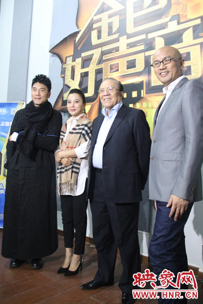 林依輪、李玲玉、楊洪基三位評(píng)委導(dǎo)師以及主持人孫國慶接受媒體采訪