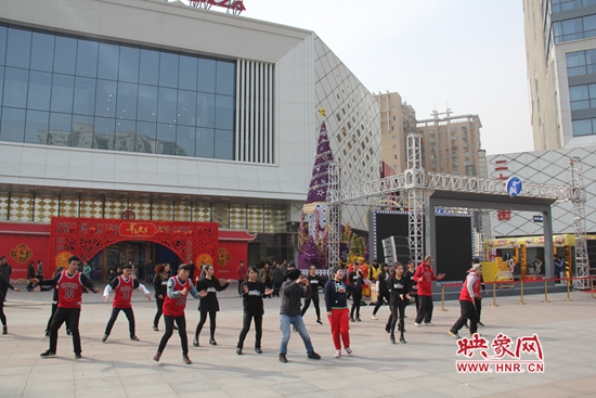 河南衛(wèi)視舉辦的“看大劇，送福利”活動(dòng) 王志/攝