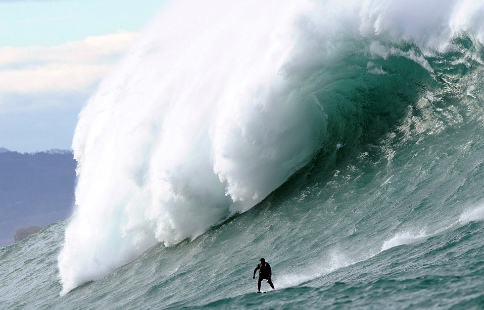 與20米高巨浪嬉戲！神勇弄潮兒沖浪場面超震撼