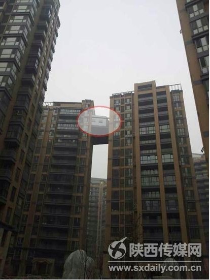 西安現(xiàn)最?！疤鞓颉?兩樓之間建起“空中走廊”