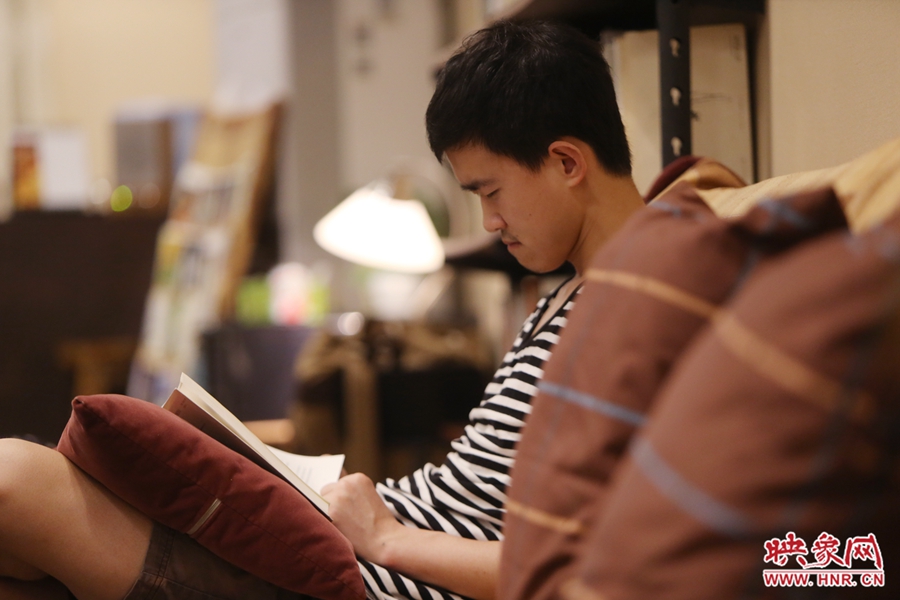 徐浩然，24歲，圖書(shū)編輯：在書(shū)店看紙質(zhì)書(shū)，意境會(huì)更深一些。