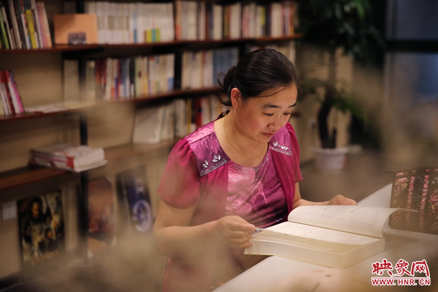 王艷、44歲，某醫(yī)院醫(yī)生：白天沒(méi)有時(shí)間，晚上帶小孩來(lái)這里培養(yǎng)她們的讀書(shū)習(xí)慣。