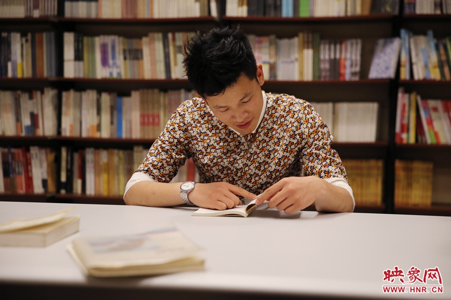 李恒，26歲，私營(yíng)業(yè)主：喜歡撫摸紙質(zhì)書(shū)的感覺(jué)。