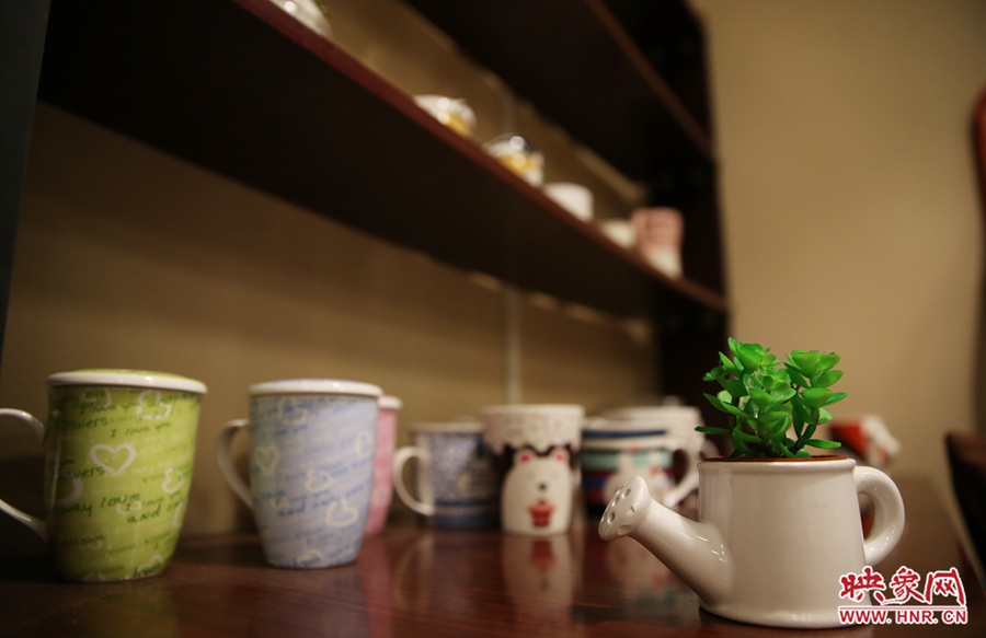 書(shū)店內(nèi)促銷用的杯子。