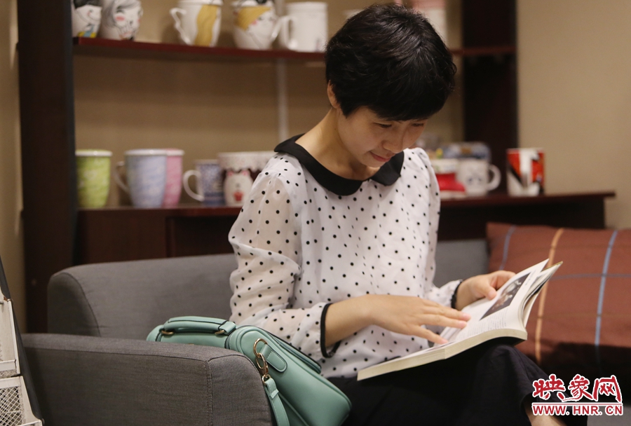 毛韶華，年齡保密，文字工作者：紙質(zhì)書(shū)是營(yíng)養(yǎng)餐，電子書(shū)是快餐。