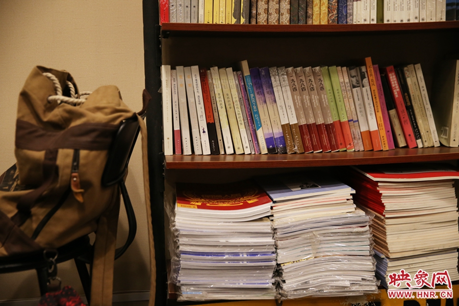 放下背包，捧起一本喜愛(ài)的書(shū)，生活的另一種方式。