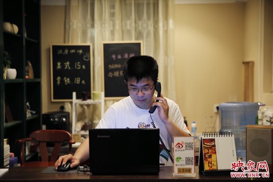 店長(zhǎng)小博，由于書(shū)店搬遷至此，經(jīng)常接詢問(wèn)地址的電話。