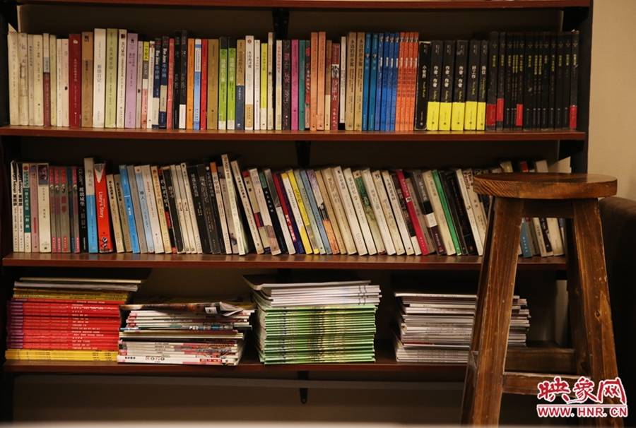 書(shū)店內(nèi)設(shè)置的高腳凳子。