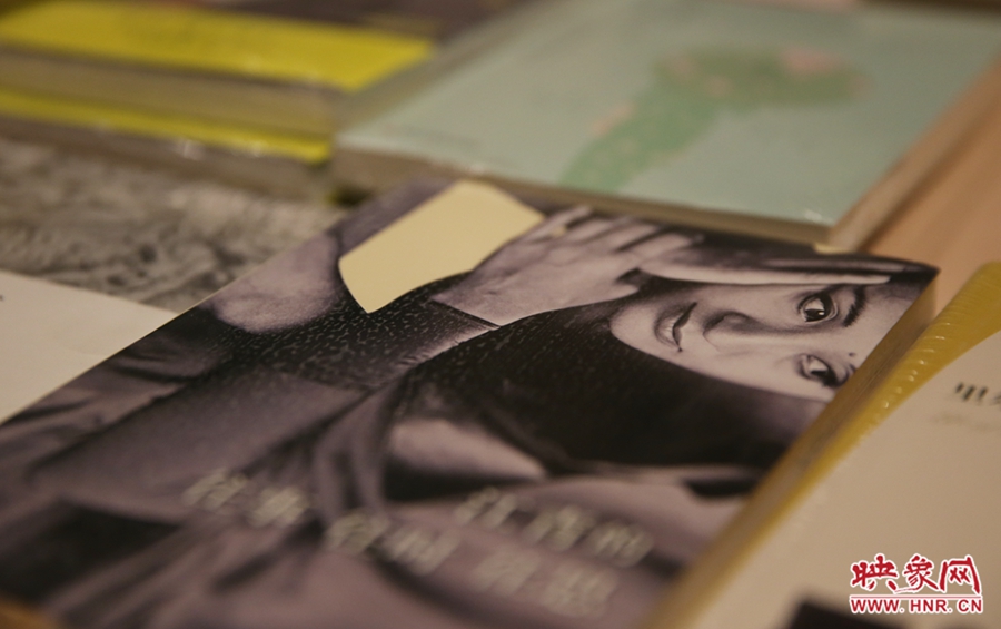 書(shū)店內(nèi)的書(shū)。