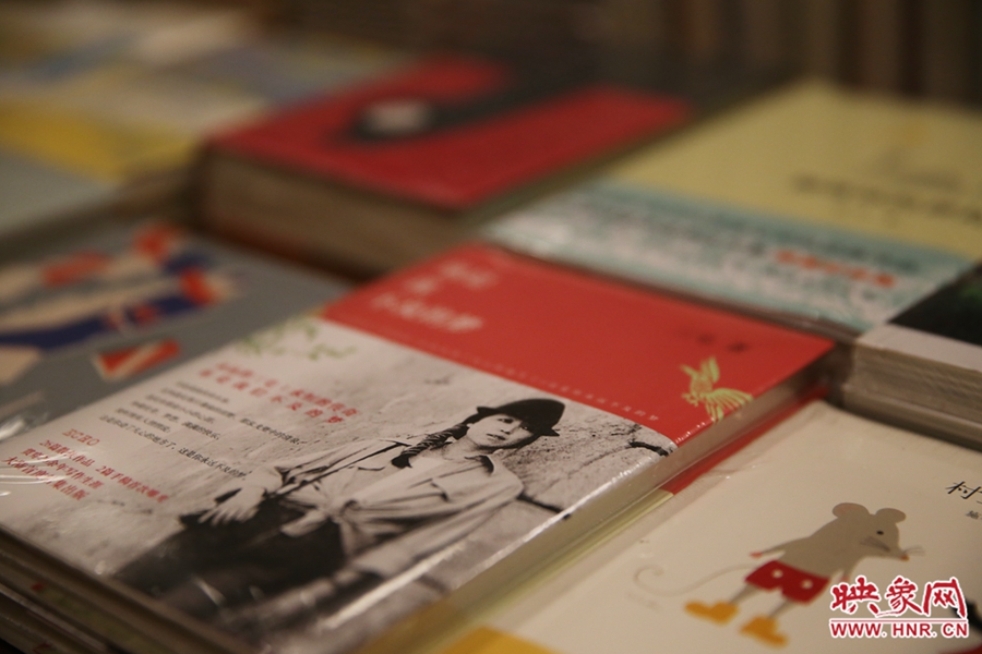 書(shū)店內(nèi)的書(shū)。