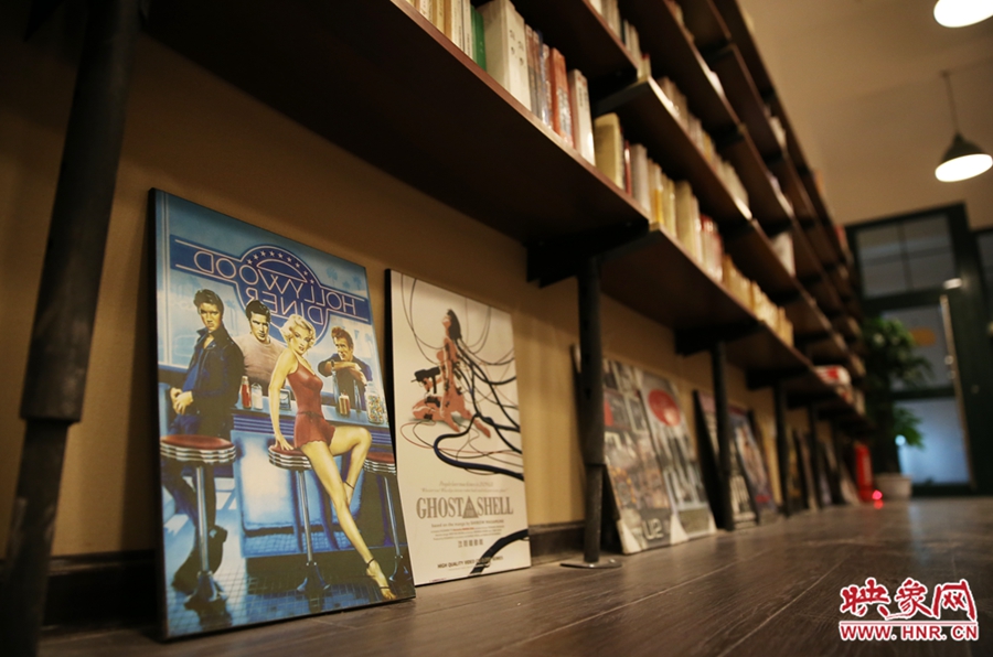 書(shū)店內(nèi)的書(shū)。