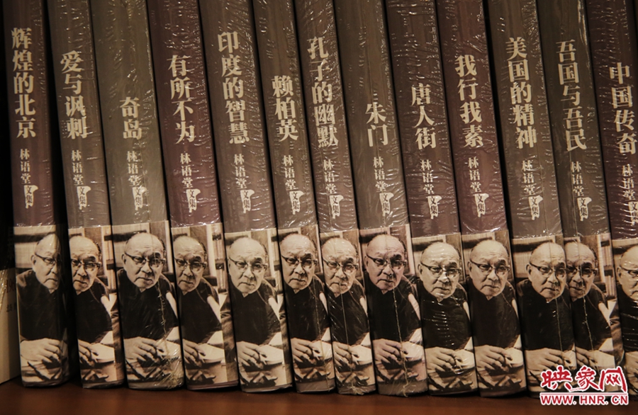 書(shū)店內(nèi)的書(shū)。