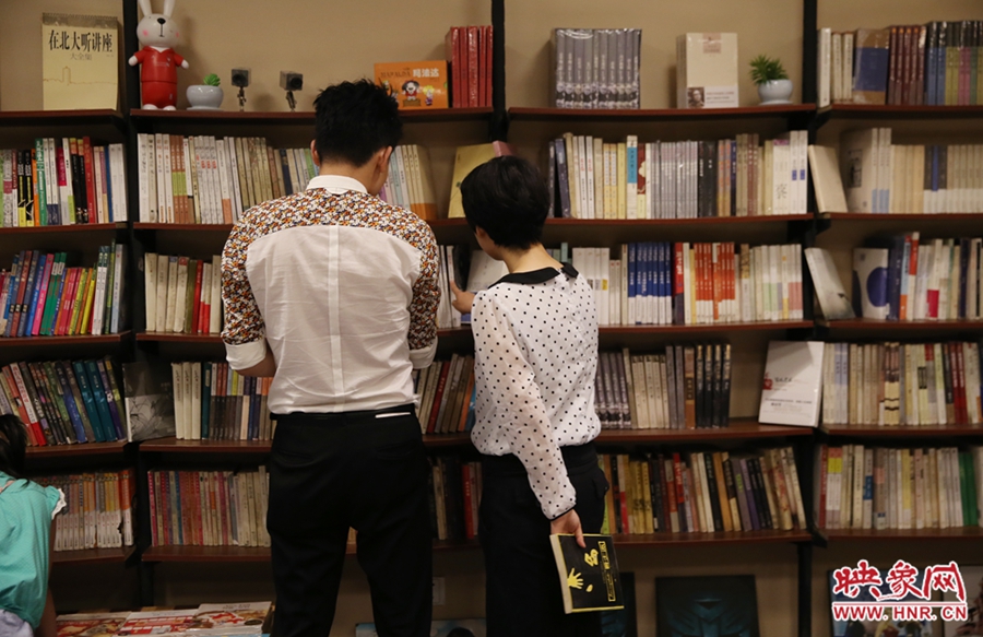 看書(shū)的人。