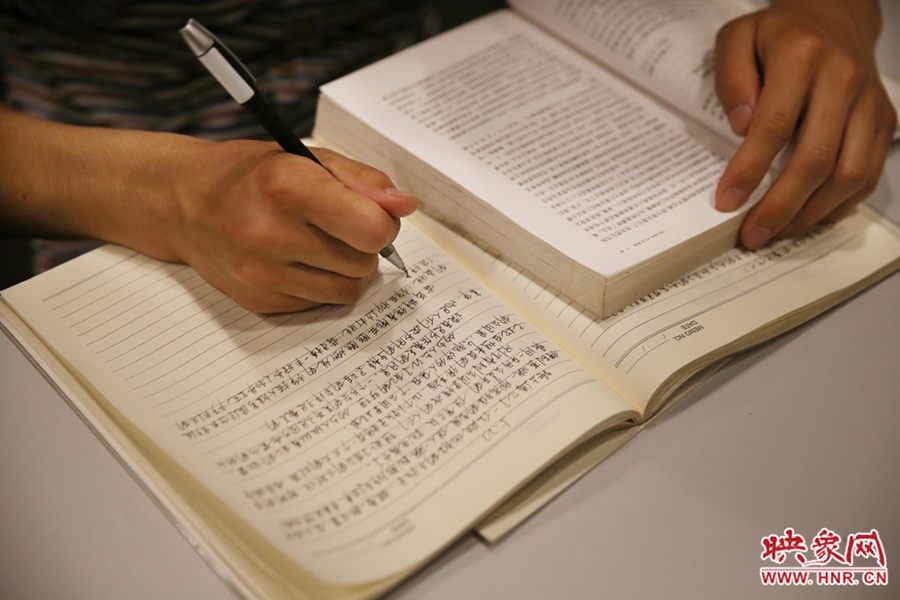 看書(shū)的人。