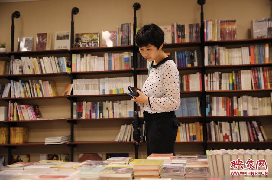 看書(shū)的人。