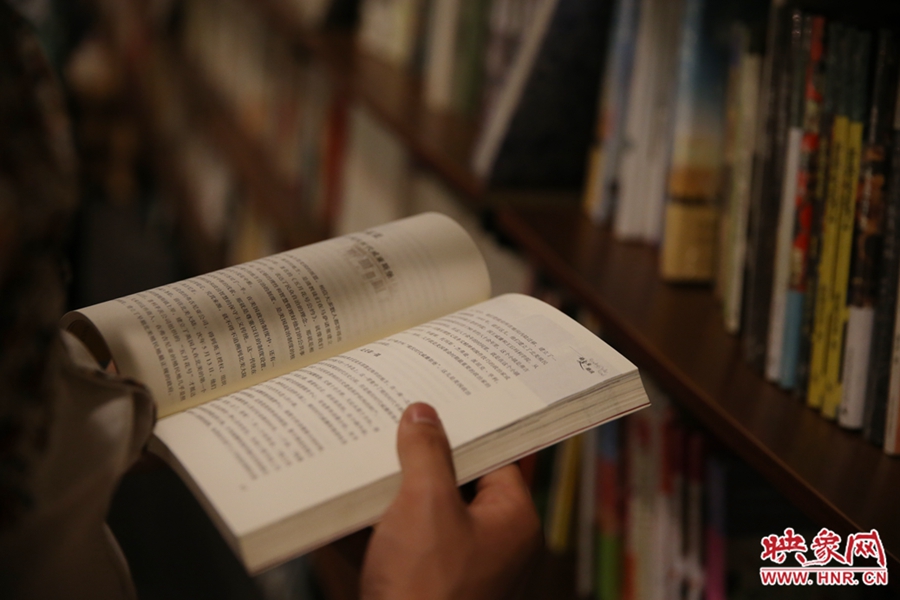 看書(shū)的人。