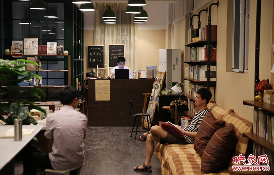 看書(shū)的人在相互交流。