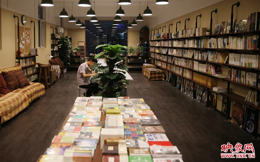 看書(shū)的人。