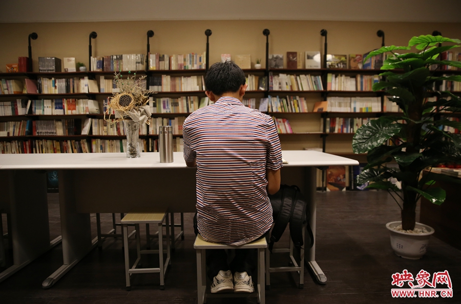 5月23日晚，鄭州一家24小時（周五、周六）書店營業(yè)。慕名而來的客人在看書。