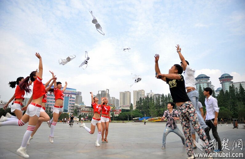 湖北20多名女子當街甩內衣 預熱世界杯