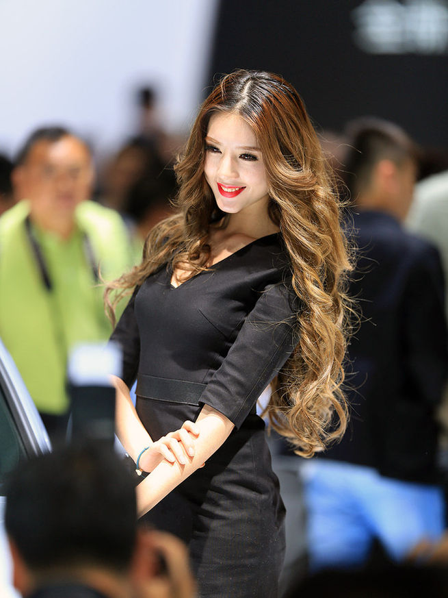 2014成都車展最美車模出爐 酥胸、長腿、美背