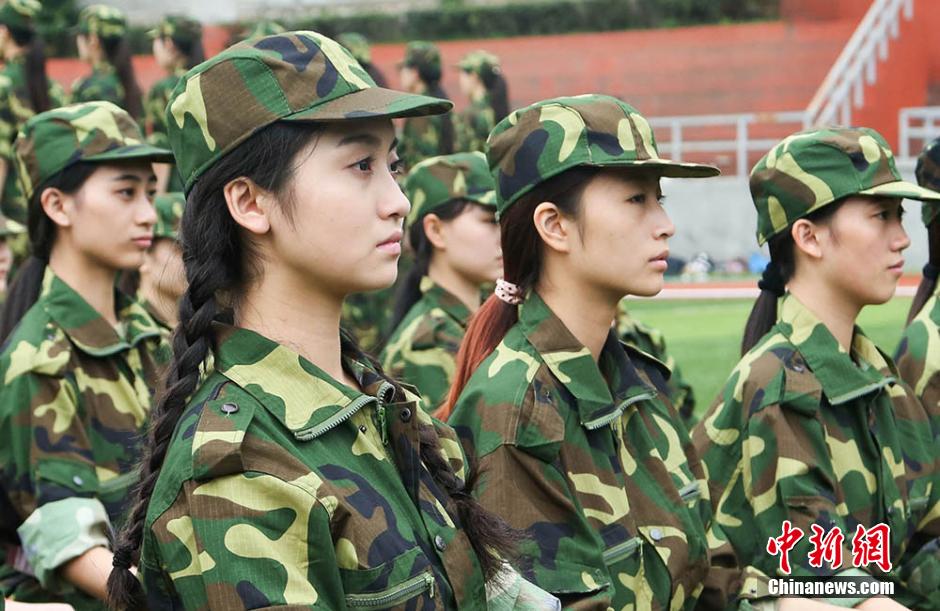 南京藝術(shù)學院新生軍訓 靚妹子成排