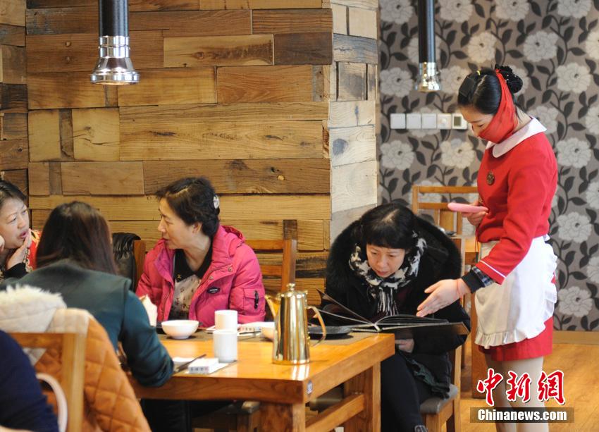 長春一飯店服務(wù)員“紅紗遮面”服務(wù)顧客