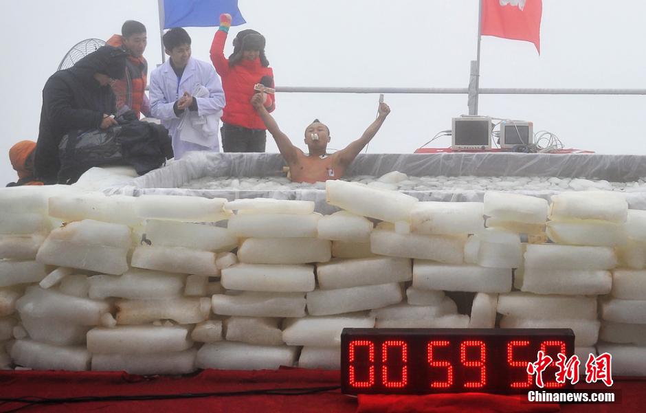 耐寒達(dá)人天門(mén)山挑戰(zhàn)“冰水耐寒極限”