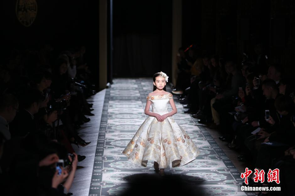 中國(guó)九歲女孩繡球巴黎高定時(shí)裝周T臺(tái)走秀